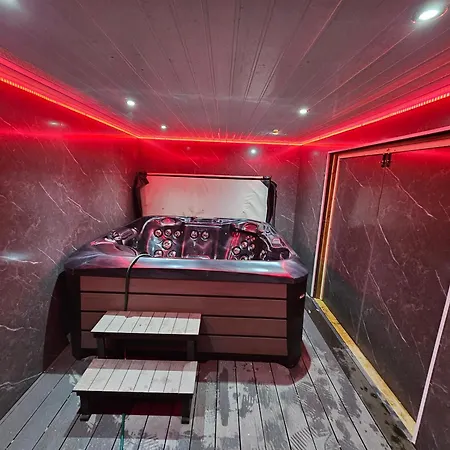 Hot Tub Hideaway Villa Manchester Exterior photo