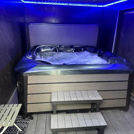 Hot Tub Hideaway Villa Manchester Exterior photo